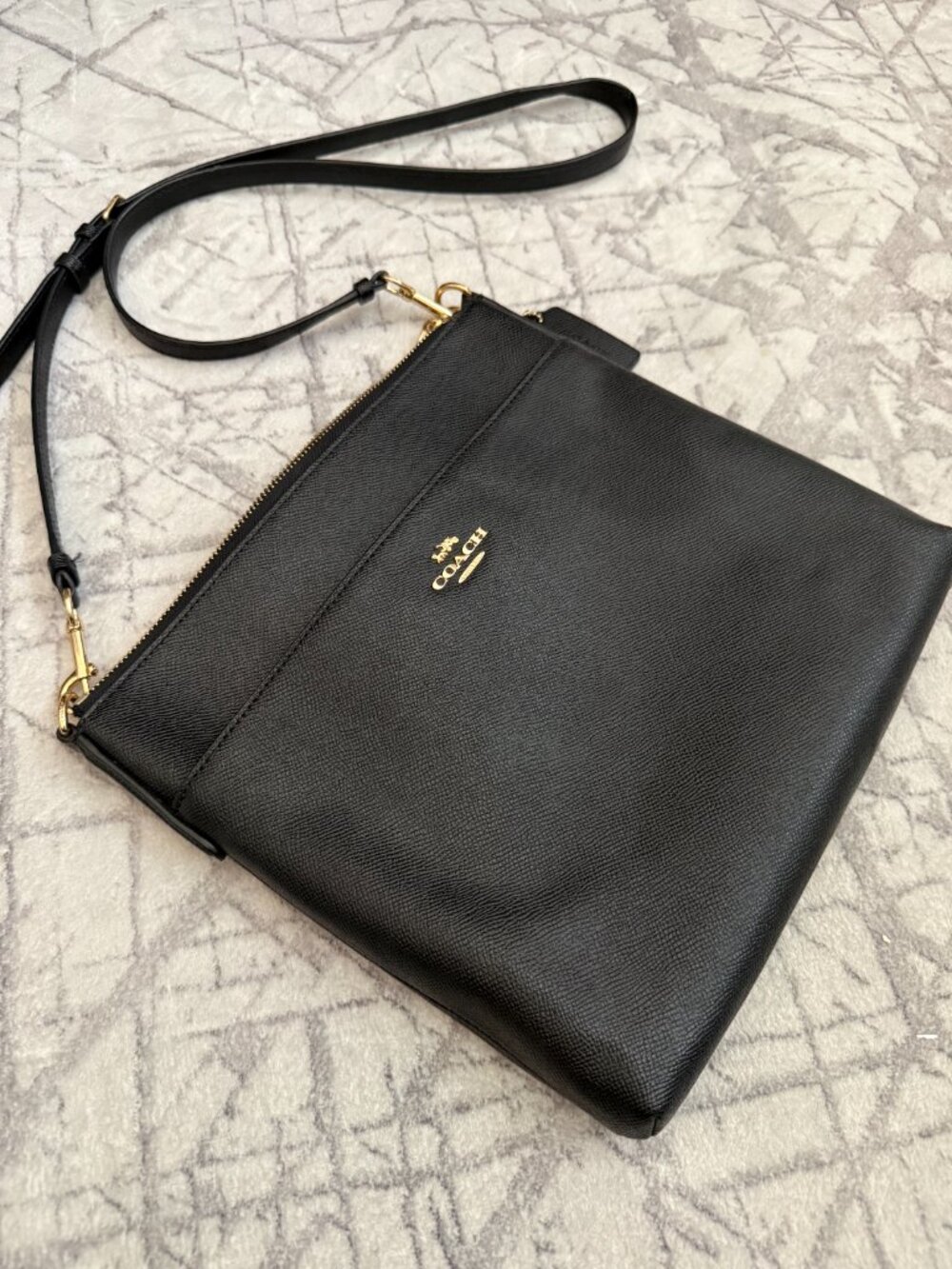 Coach Kitt Messenger Crossbody 26 Black Gold Leather Zip Bag 39408 - Picture 3 of 10